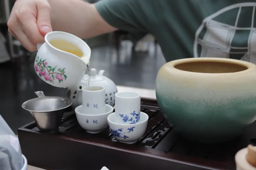 D pouring&ndash;that&rsquo;s a smelling cup which you empty into the drinking cup after