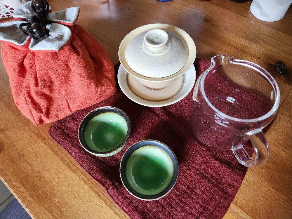 The gaiwan and cups from Yingge, the cloth and bag from Yongkang Street, and the fairness cup from Daqiaotou. I have souvenirs from everywhere, heh.